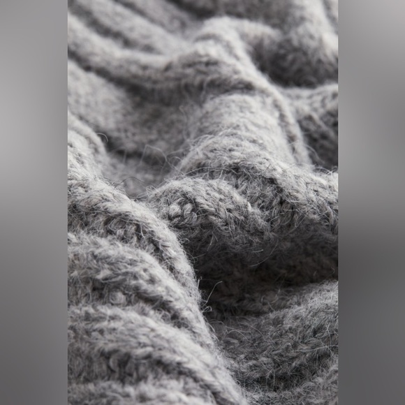 NWOT - H&M - Off-the-shoulder Sweater - Grey (size XS) - Picture 3 of 9